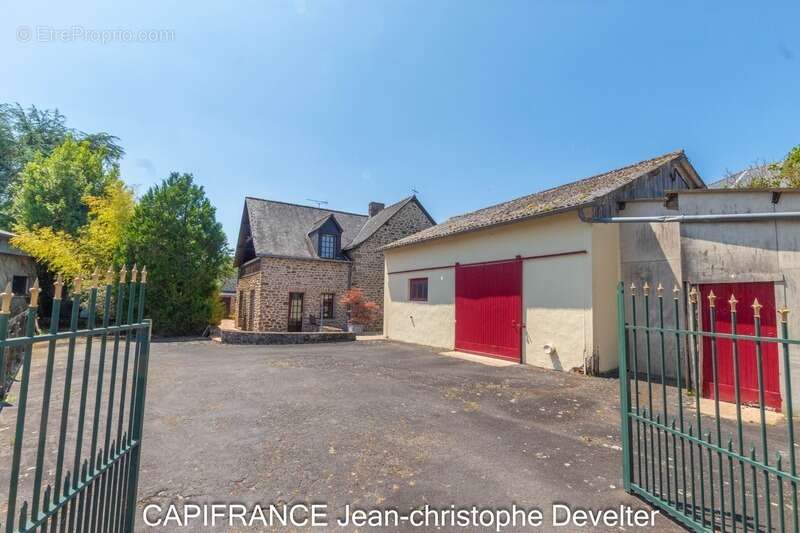 Maison à LA BAZOGE-MONTPINCON