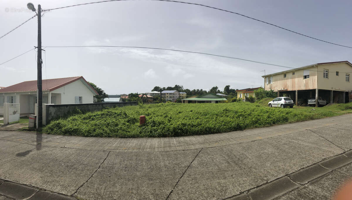 Terrain à LE LORRAIN