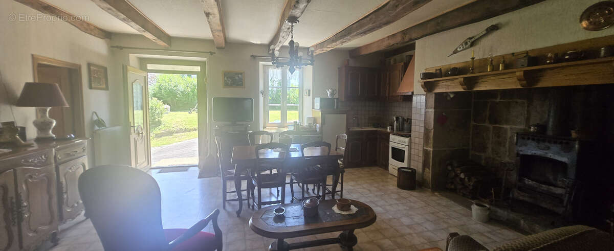 Maison à SAINT-MARTIN-LA-MEANNE