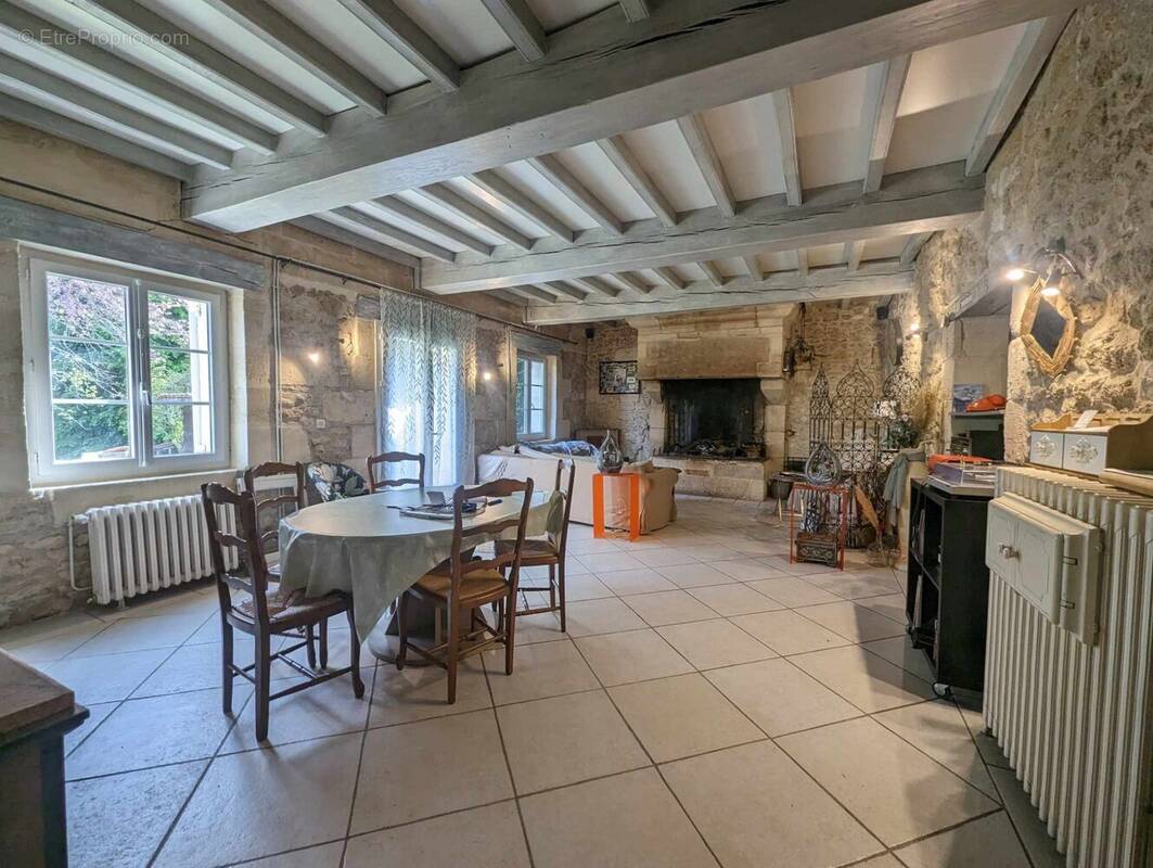 salon/séjour - Maison à TARGON