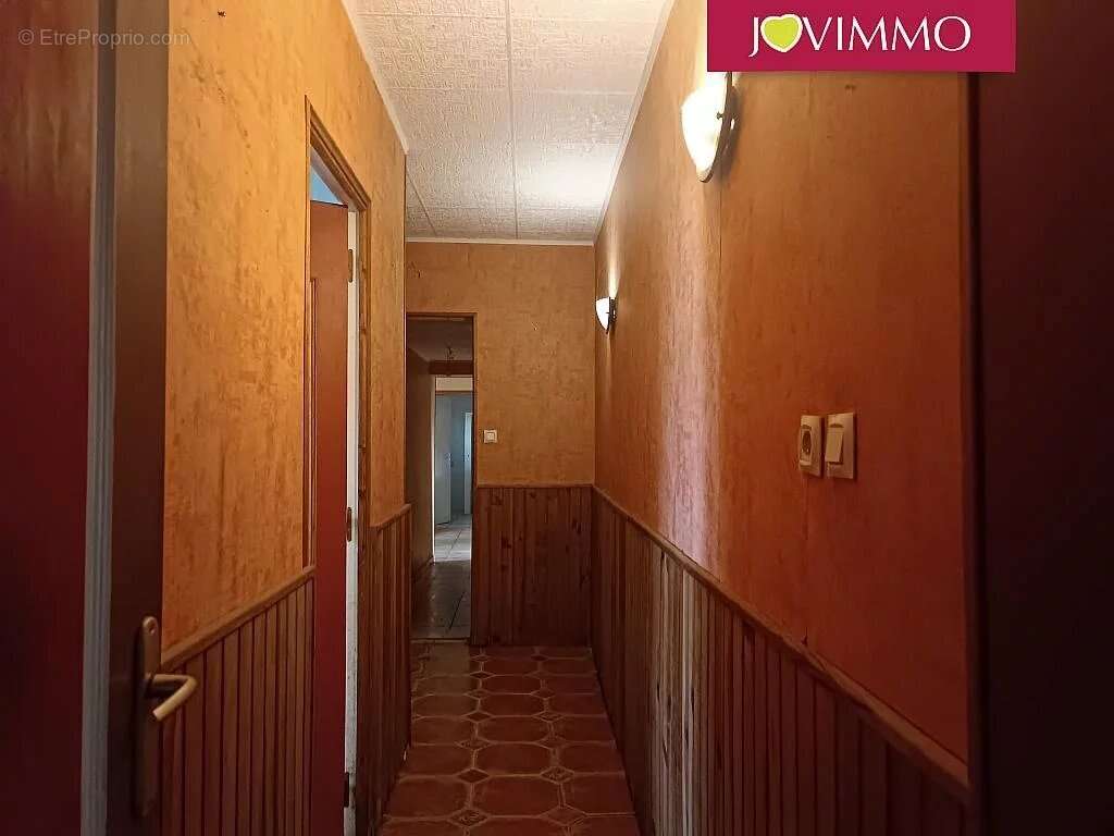 Maison à AINAY-LE-CHATEAU