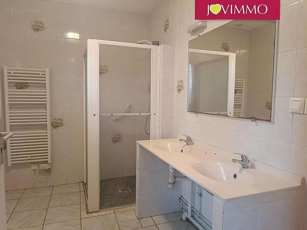 Maison à AINAY-LE-CHATEAU