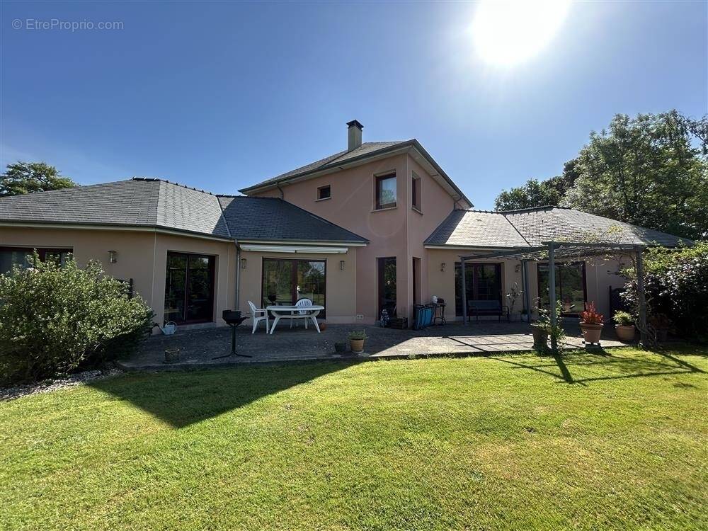 Maison à MESLAY-DU-MAINE