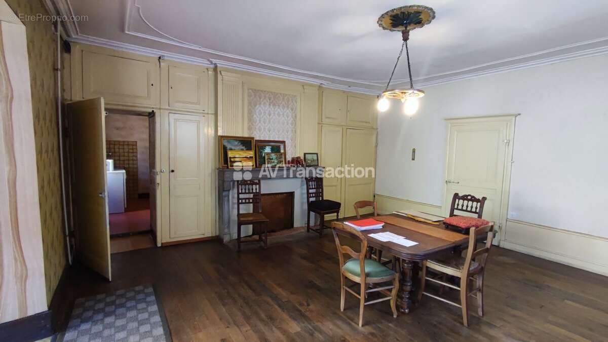 Maison à COMBEAUFONTAINE