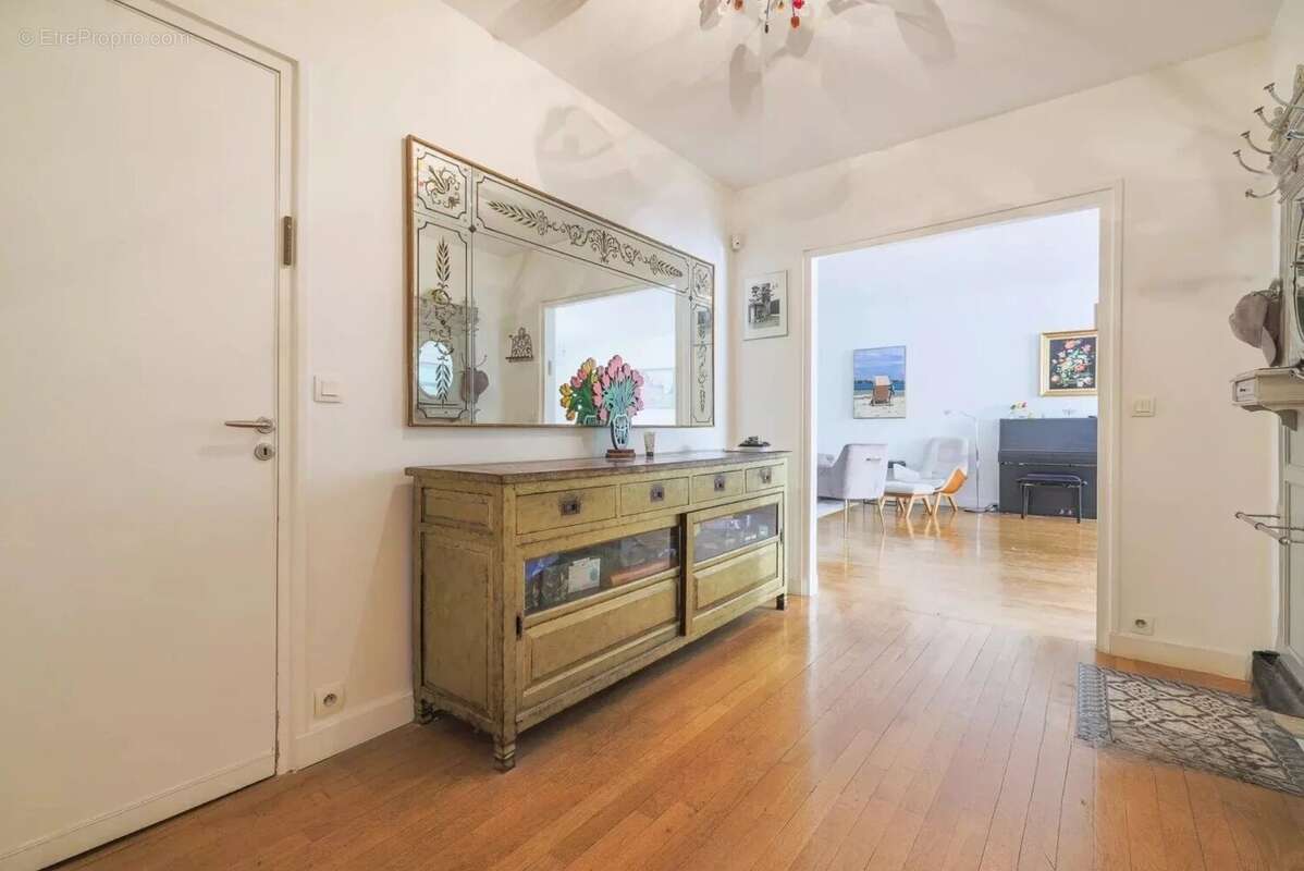 Appartement à PARIS-16E