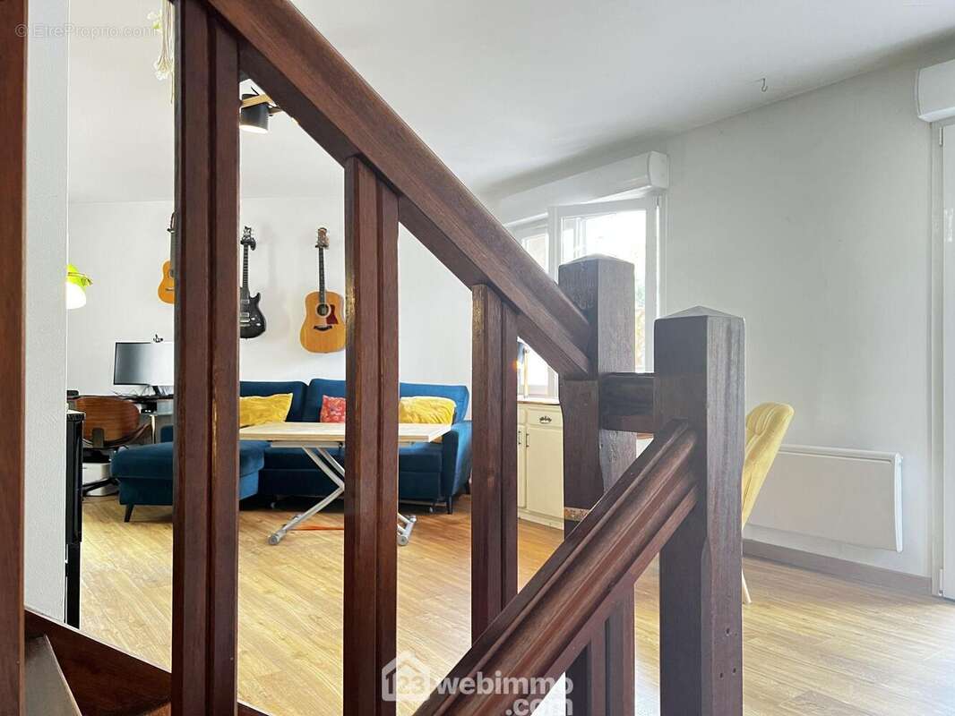 Au rez-de-chaussée surélevé, - Maison à CHOISY-LE-ROI