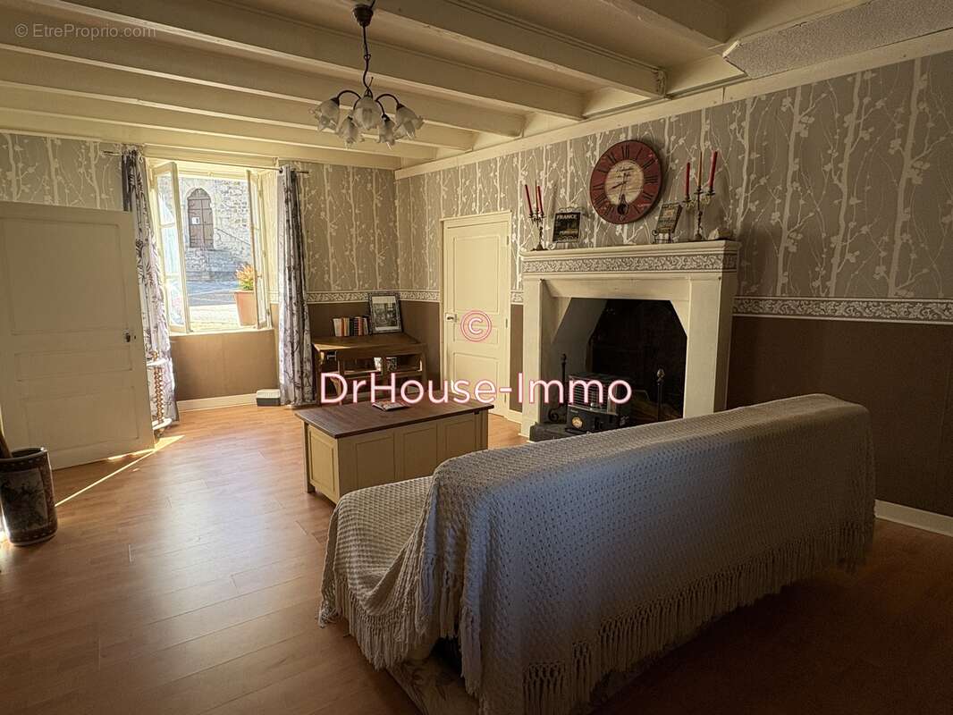 Maison à MILHAC-DE-NONTRON