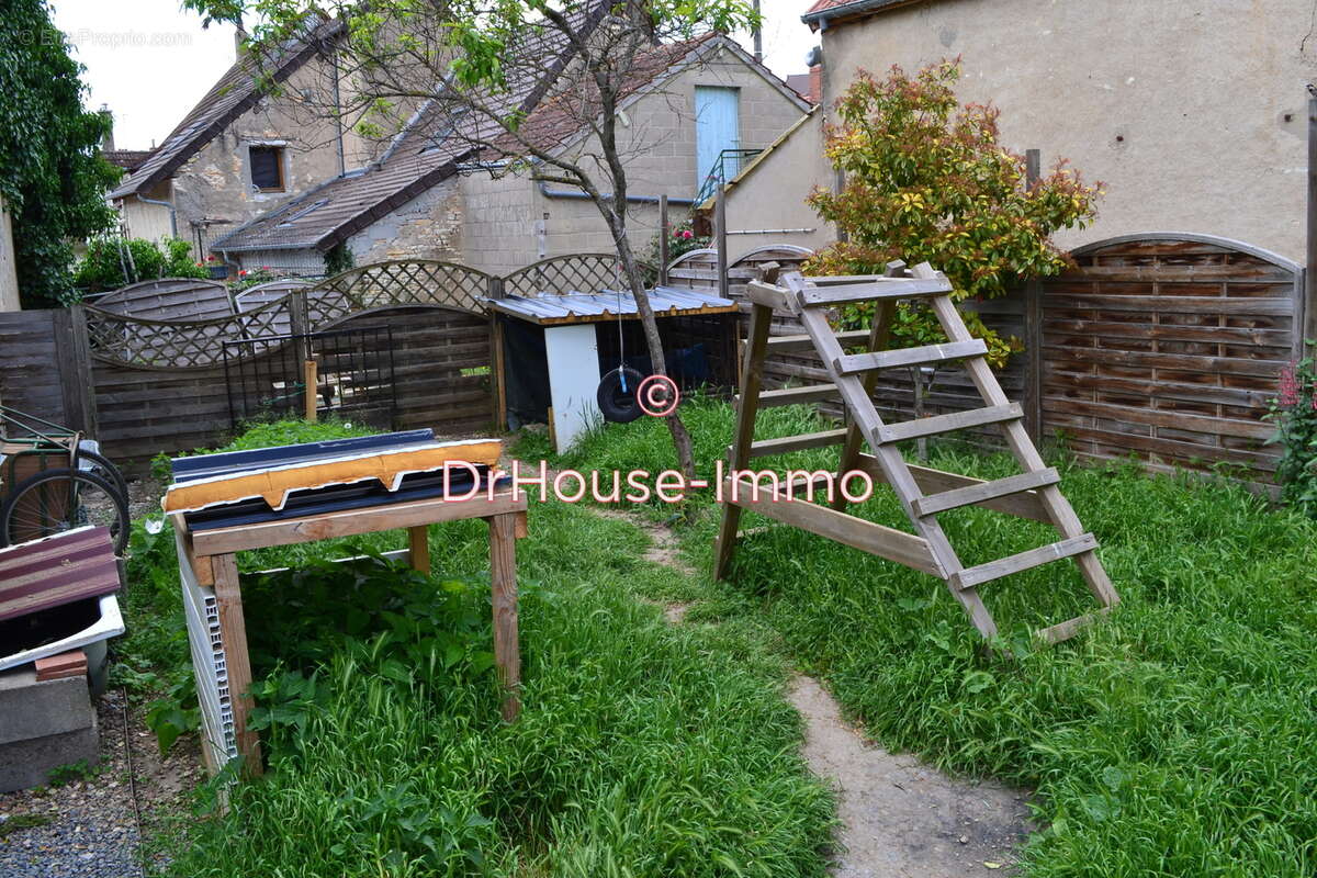 Maison à DUN-SUR-AURON