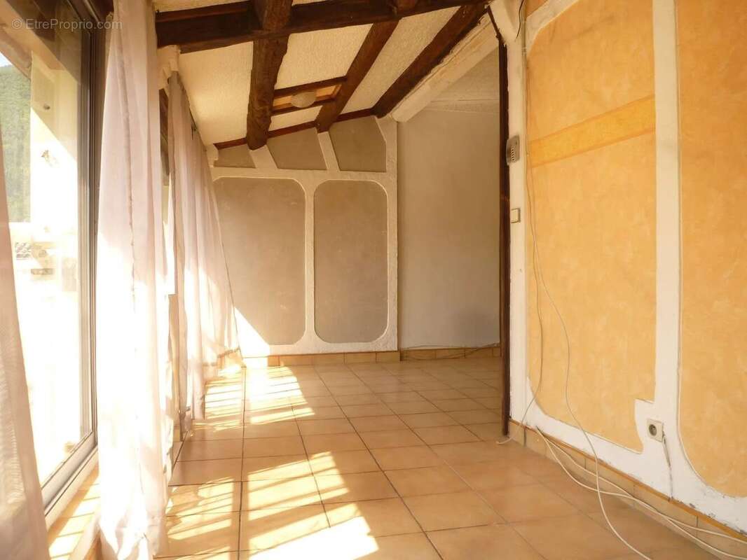 Appartement à PUGET-THENIERS