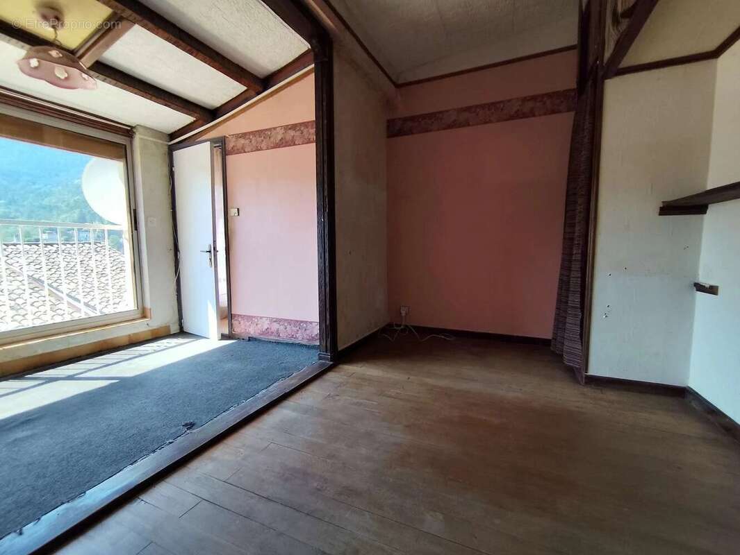 Appartement à PUGET-THENIERS