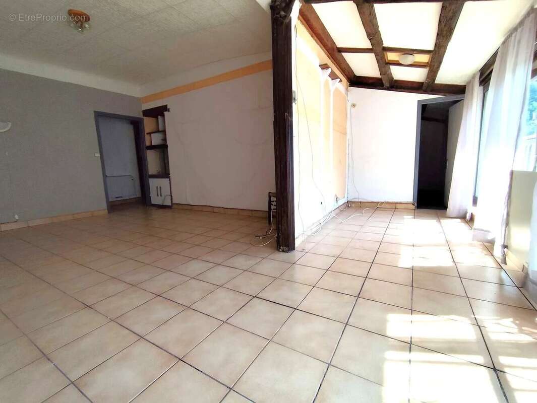 Appartement à PUGET-THENIERS