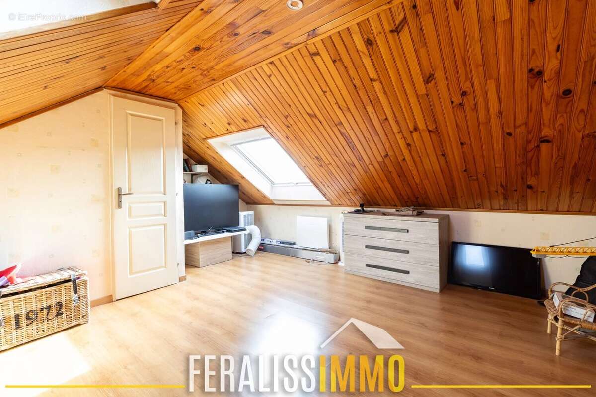 Maison à JOUY-LE-MOUTIER