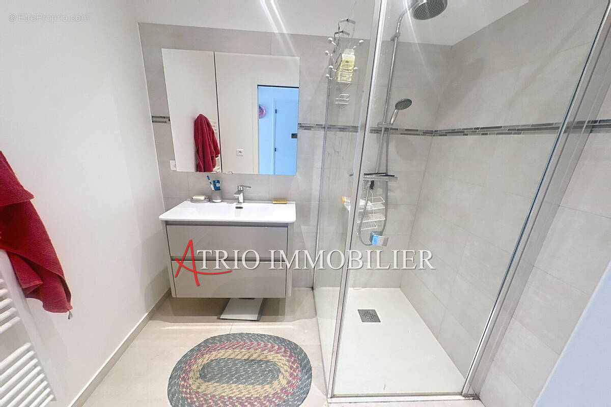 Appartement à SAINT-LAURENT-DU-VAR