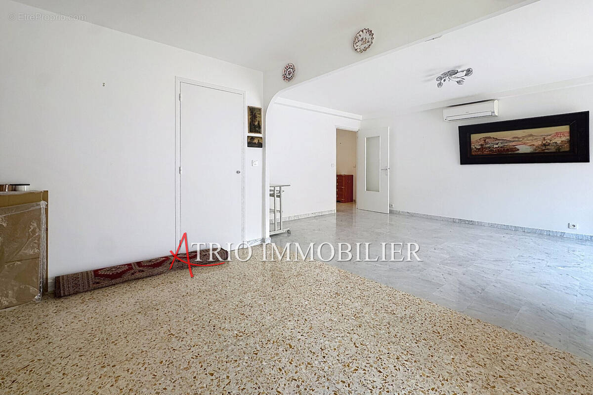 Appartement à SAINT-LAURENT-DU-VAR