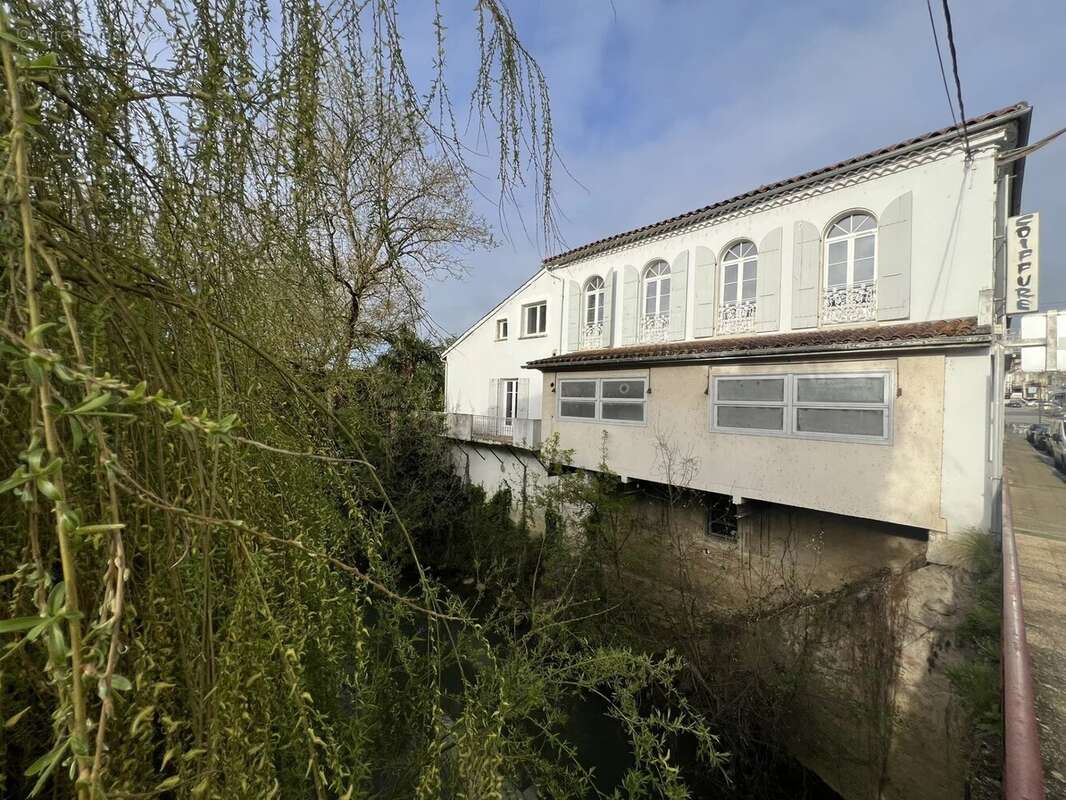 Maison à VIC-FEZENSAC