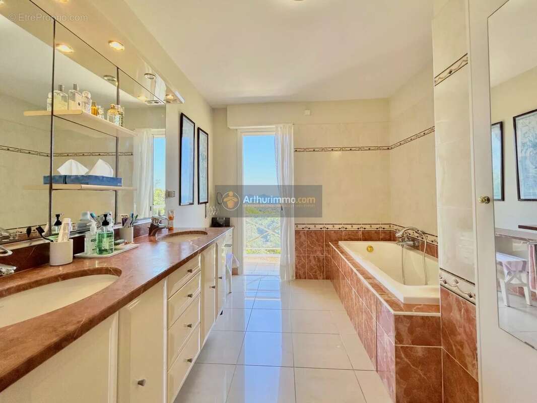 Maison à ROQUEBRUNE-SUR-ARGENS