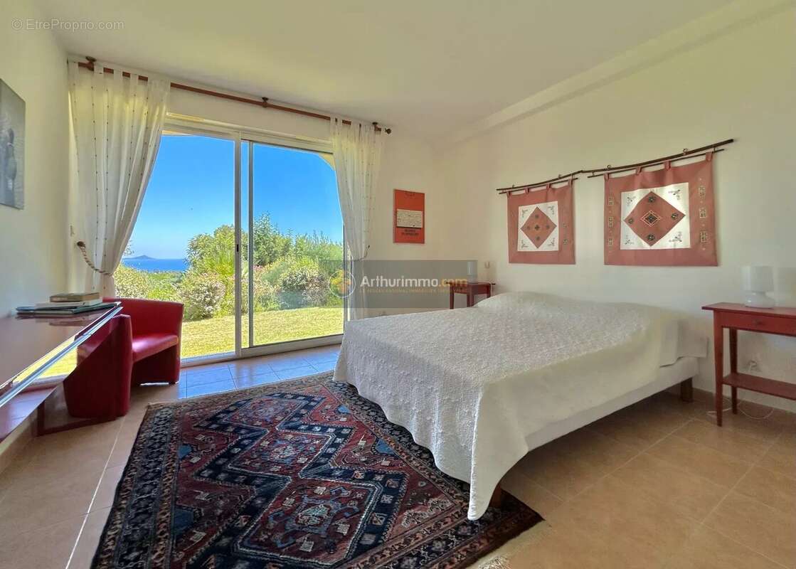 Maison à ROQUEBRUNE-SUR-ARGENS