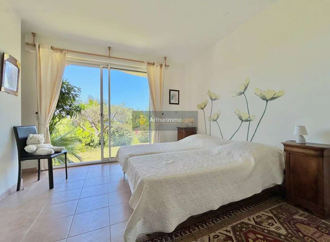 Maison à ROQUEBRUNE-SUR-ARGENS