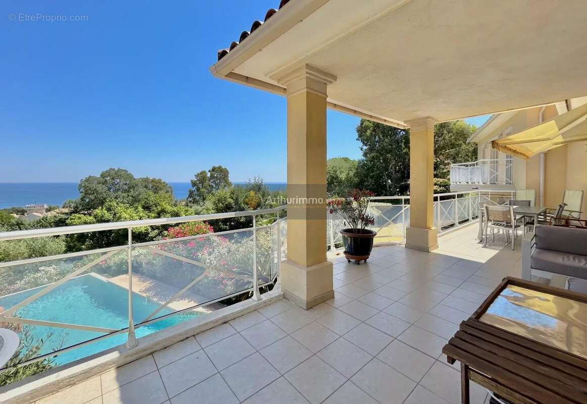 Maison à ROQUEBRUNE-SUR-ARGENS