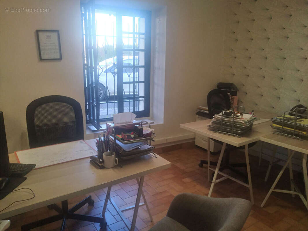 Commerce à MEZIERES-SUR-SEINE