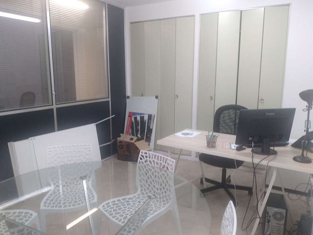 Commerce à MEZIERES-SUR-SEINE