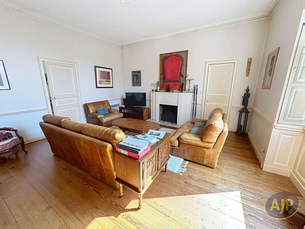 Maison à SAINT-MACAIRE-EN-MAUGES