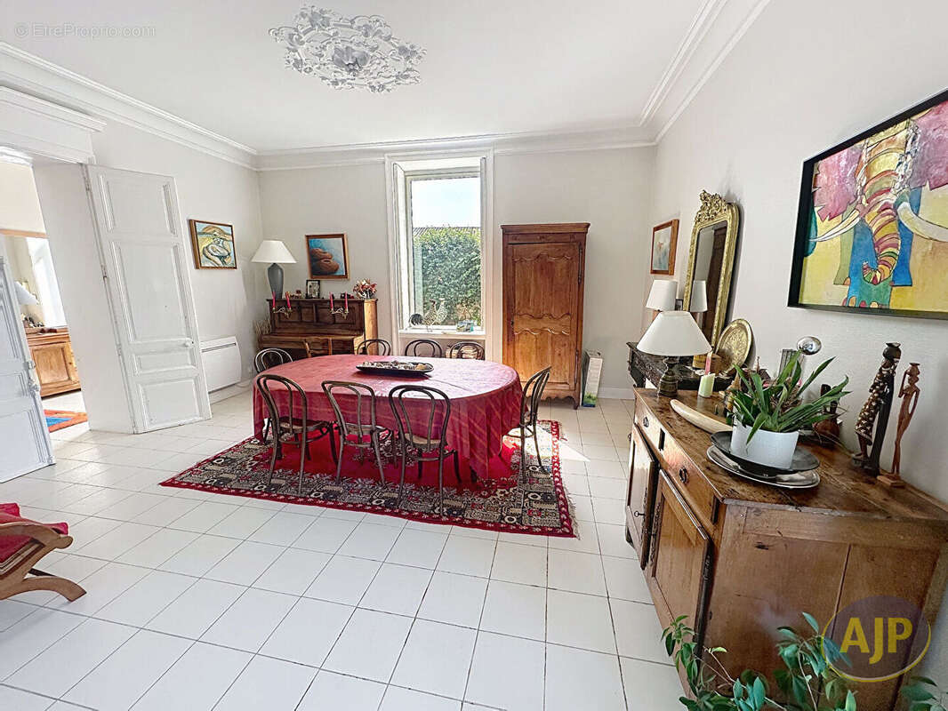 Maison à SAINT-MACAIRE-EN-MAUGES