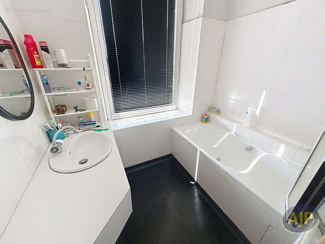 Maison à SAINT-MACAIRE-EN-MAUGES