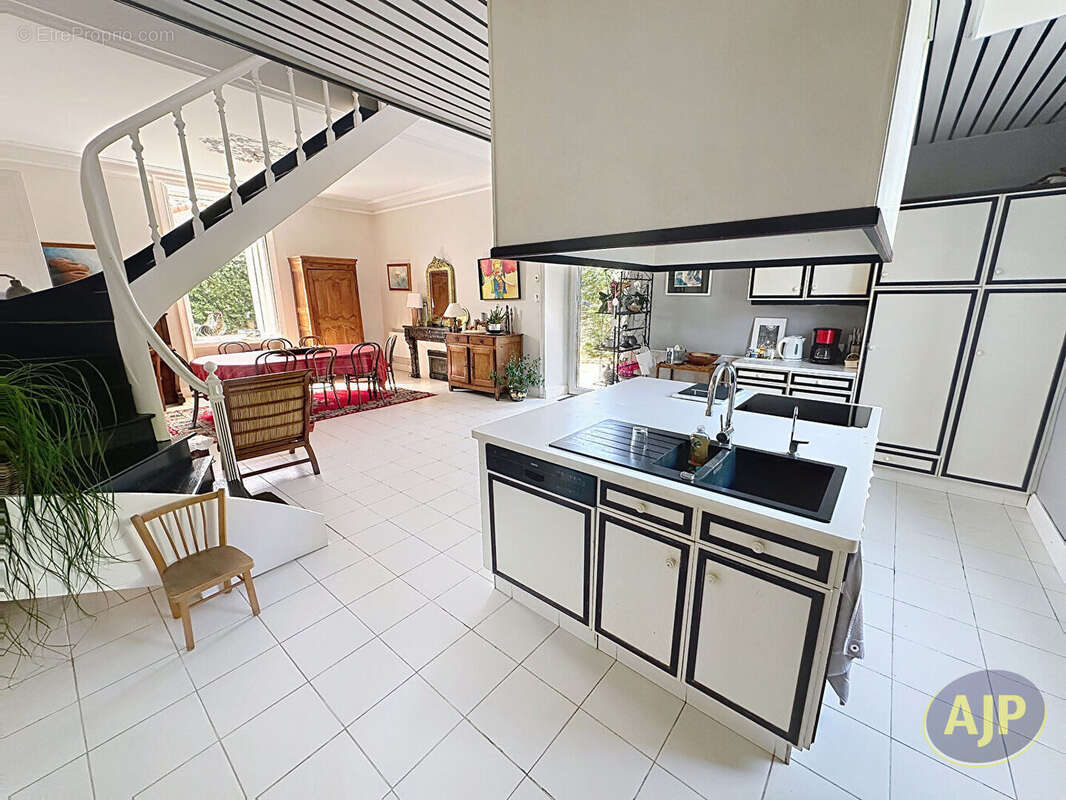 Maison à SAINT-MACAIRE-EN-MAUGES