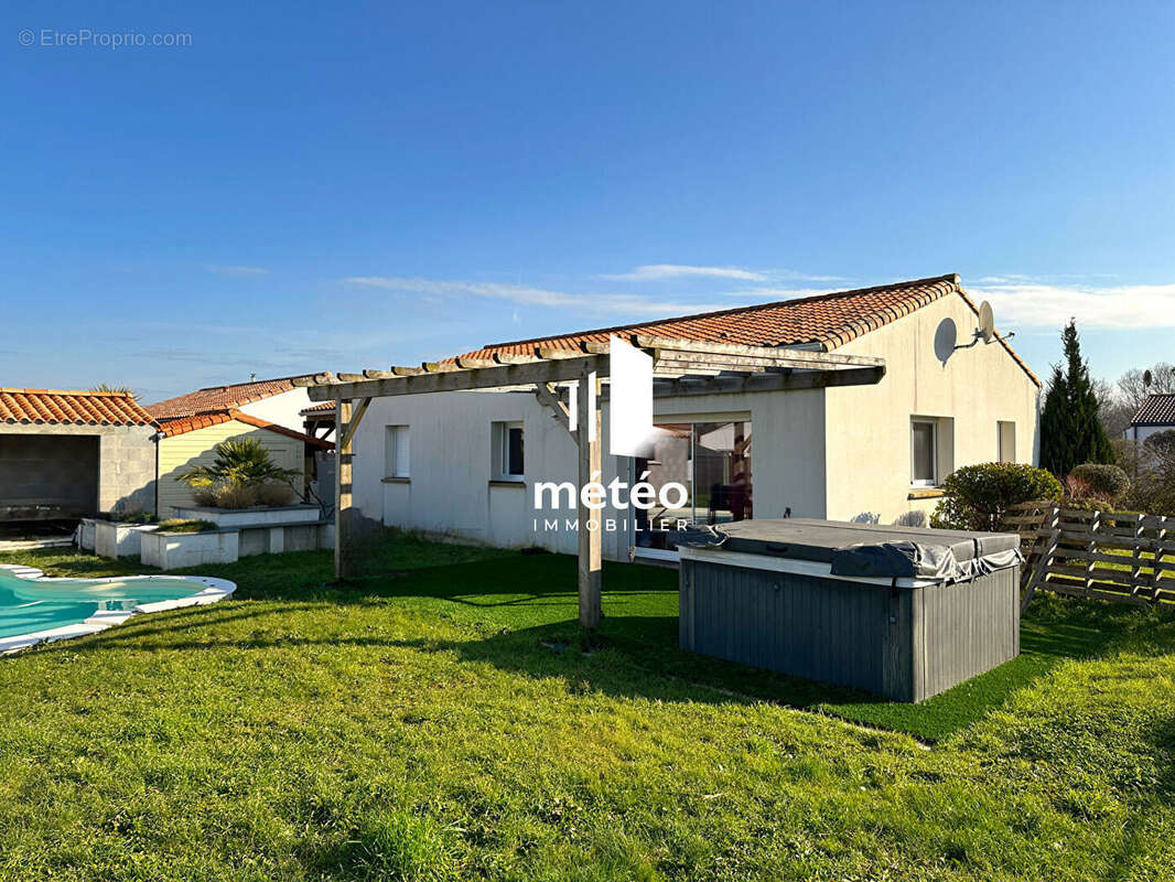 Maison à MOUTIERS-LES-MAUXFAITS