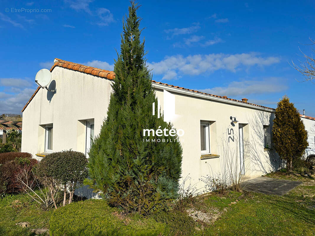 Maison à MOUTIERS-LES-MAUXFAITS