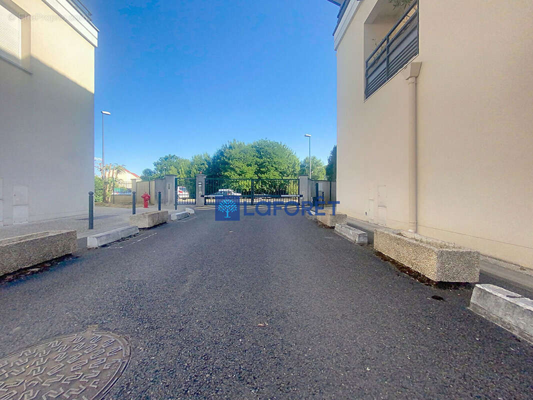 Parking à SAINT-PIERRE-DU-PERRAY