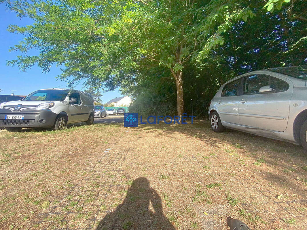 Parking à SAINT-PIERRE-DU-PERRAY