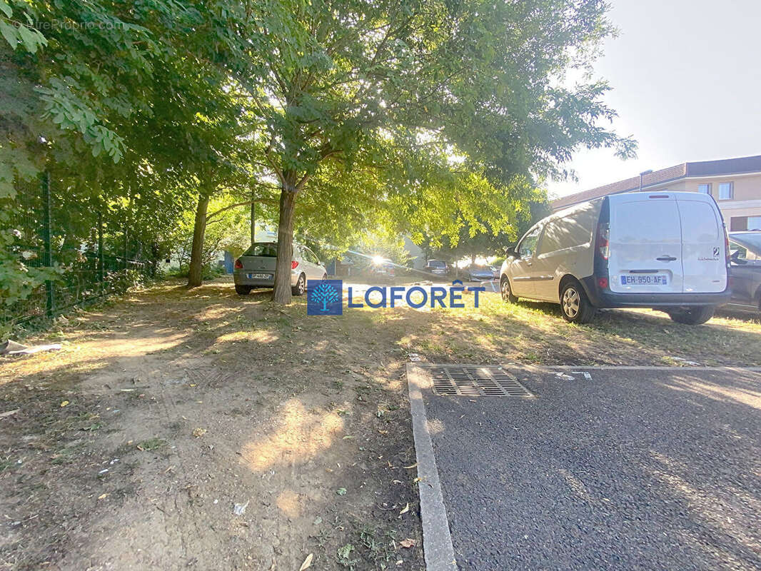 Parking à SAINT-PIERRE-DU-PERRAY