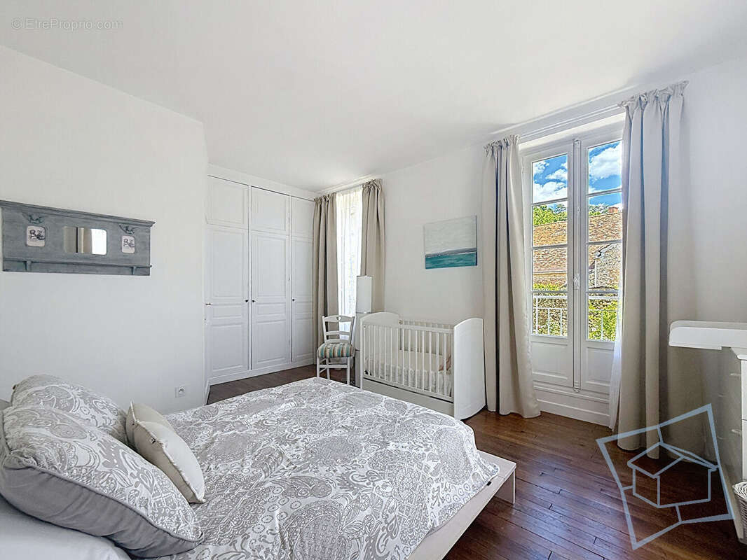 Maison à LA CELLE-LES-BORDES