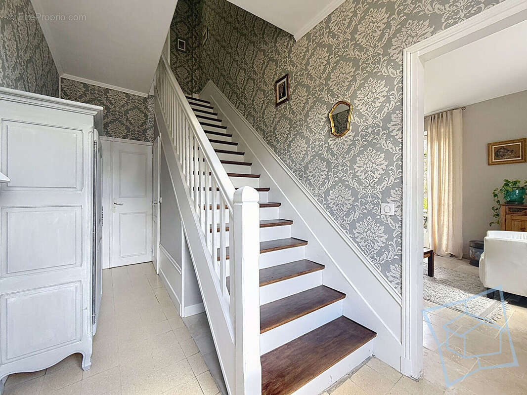 Maison à LA CELLE-LES-BORDES