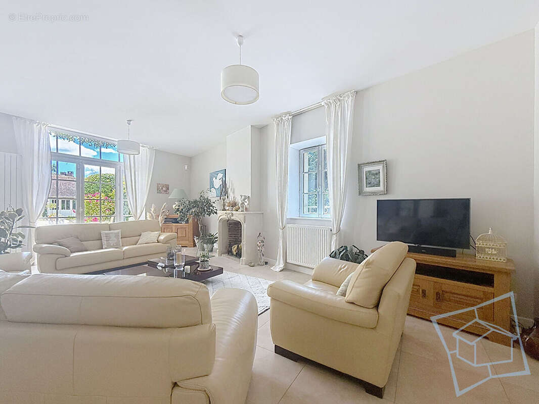 Maison à LA CELLE-LES-BORDES