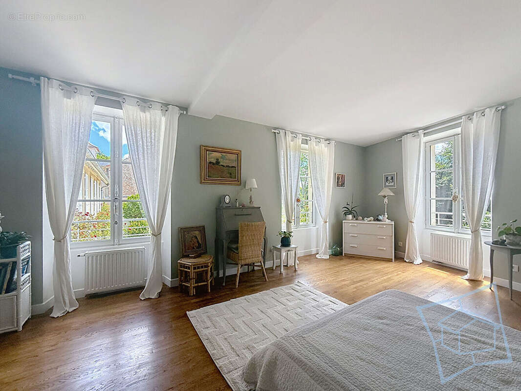 Maison à LA CELLE-LES-BORDES