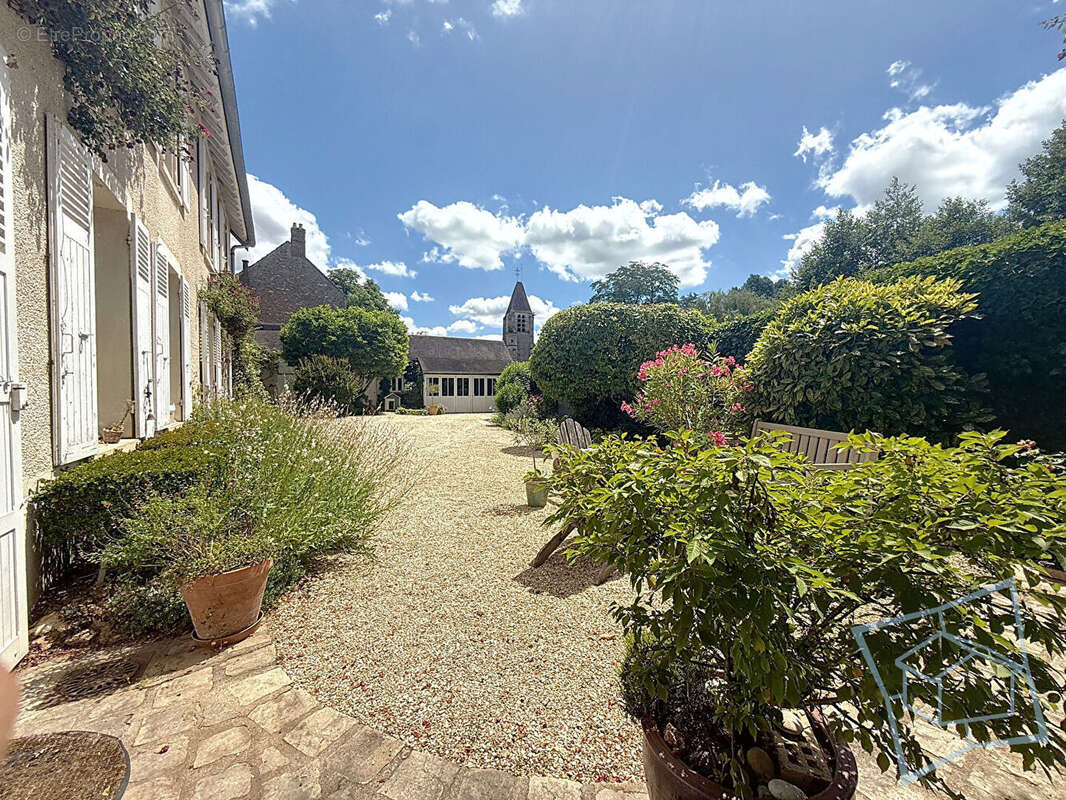 Maison à LA CELLE-LES-BORDES