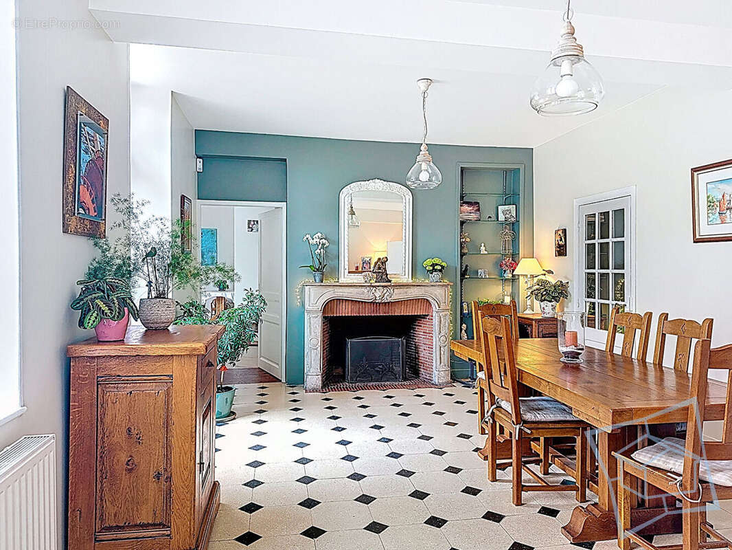 Maison à LA CELLE-LES-BORDES