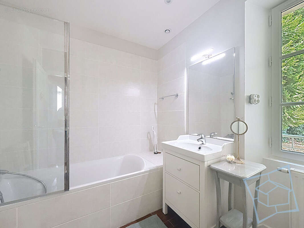 Maison à LA CELLE-LES-BORDES