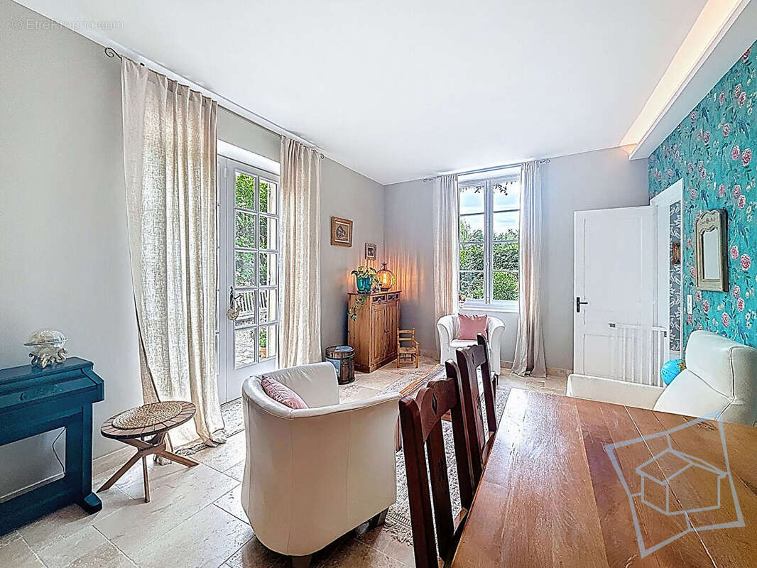 Maison à LA CELLE-LES-BORDES