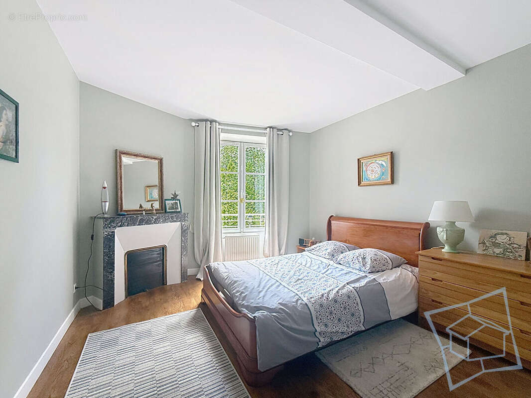 Maison à LA CELLE-LES-BORDES