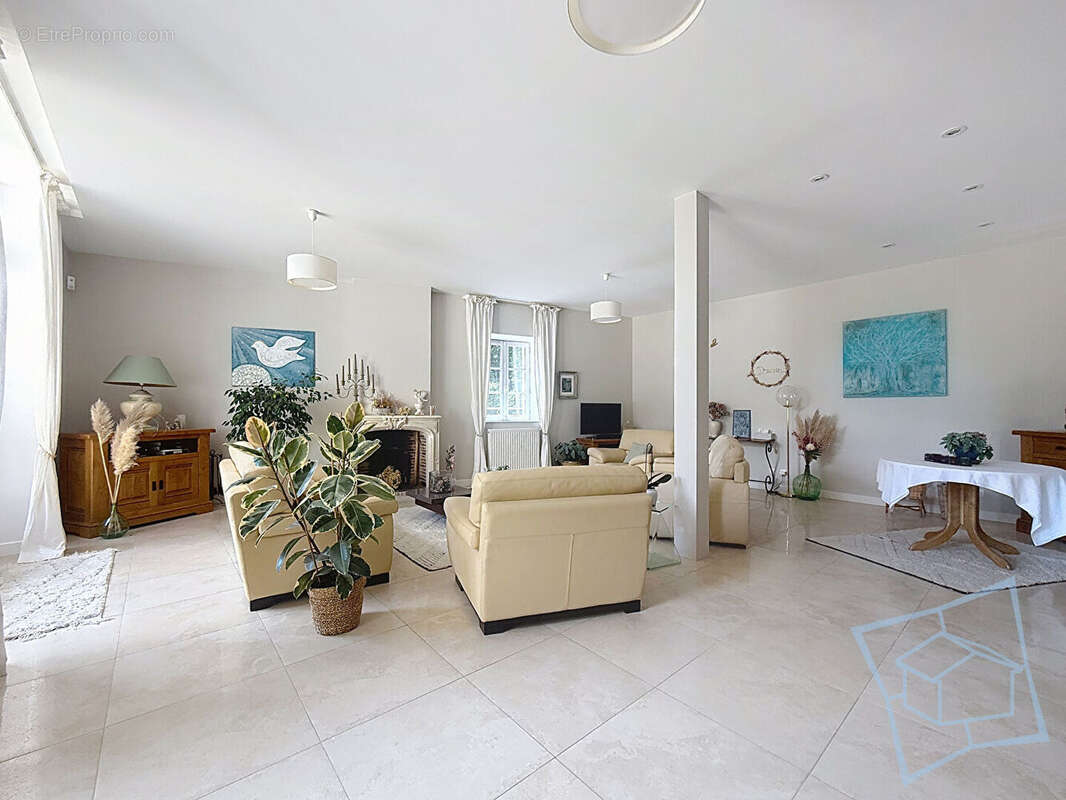 Maison à LA CELLE-LES-BORDES