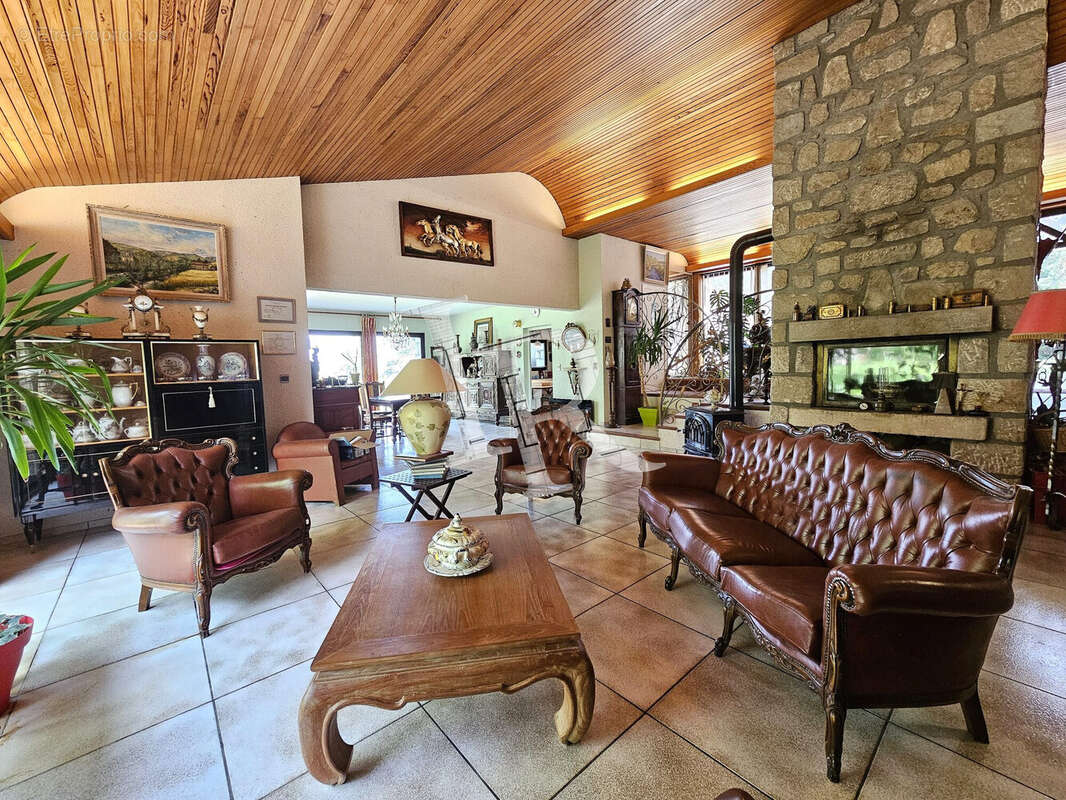 Maison à BRIVES-CHARENSAC