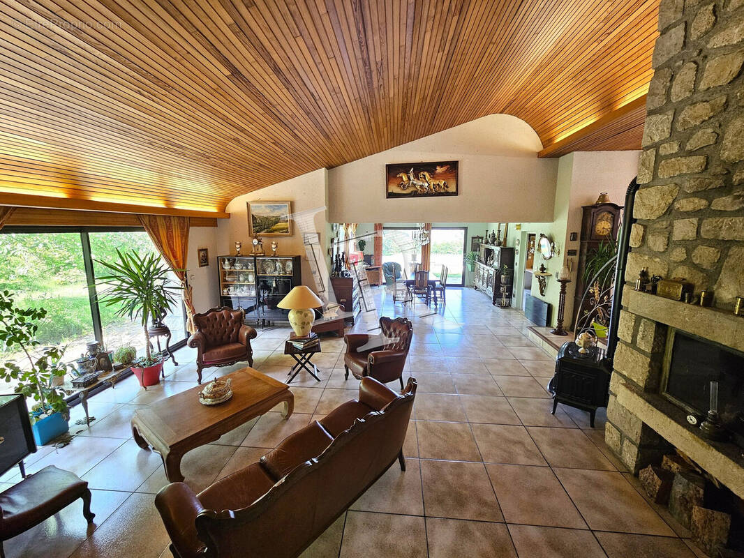 Maison à BRIVES-CHARENSAC