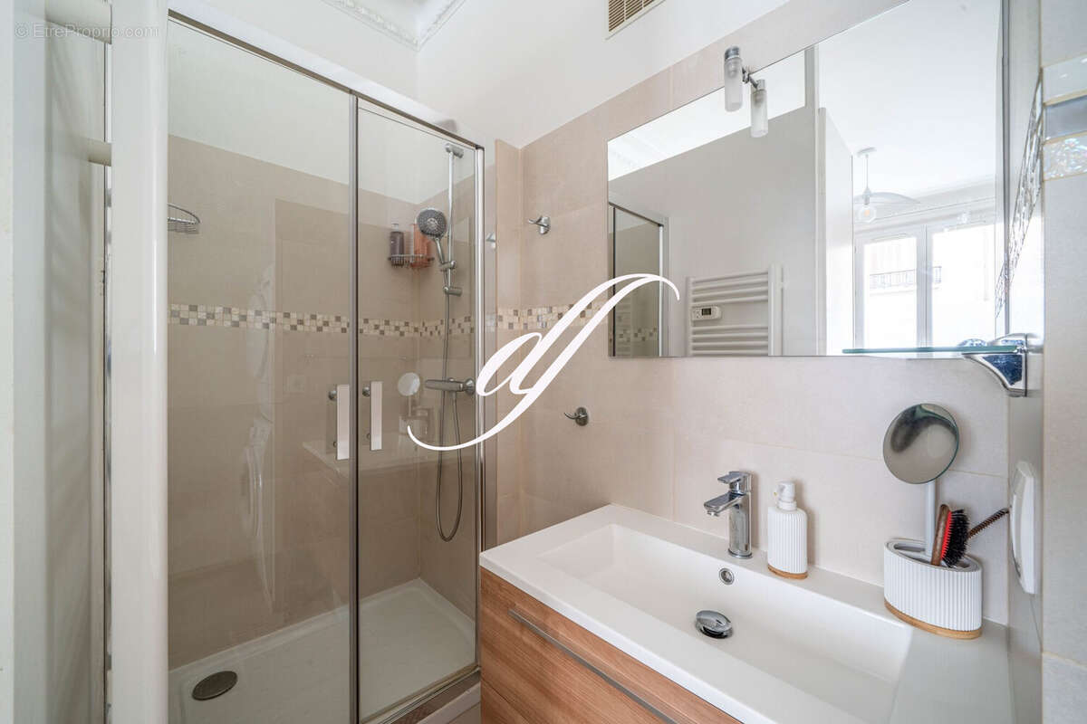 Commerce à PARIS-6E