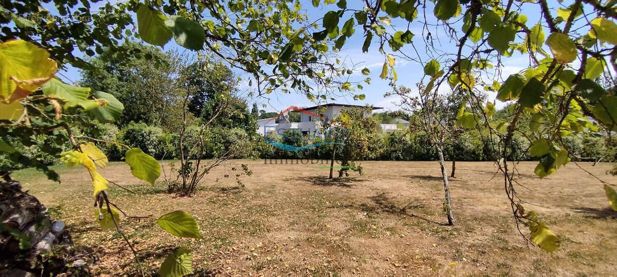 Terrain à SAINT-ETIENNE-DE-MONTLUC