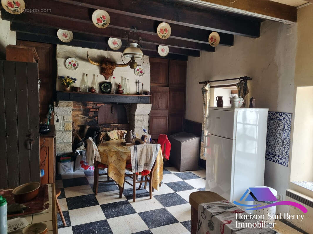 Cuisine - Maison à THEVET-SAINT-JULIEN