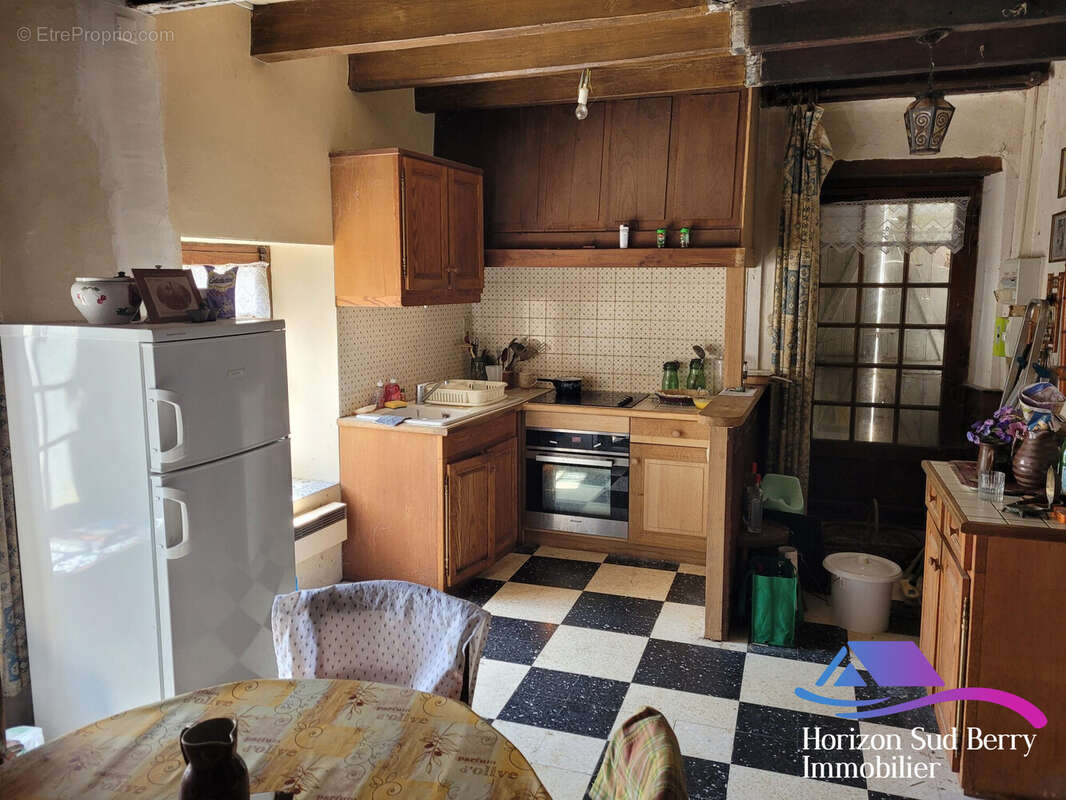 Cuisine - Maison à THEVET-SAINT-JULIEN